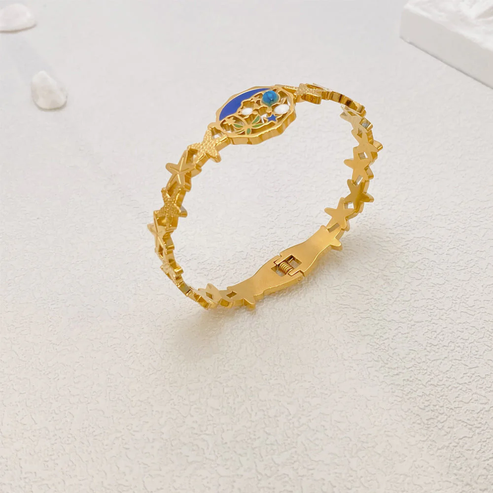 Circular Star Aligned Gold Bracelet