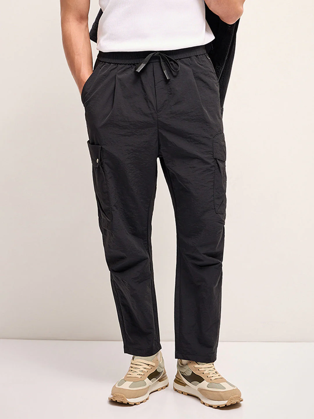 Men Black Solid Regular Fit Cargo Pant