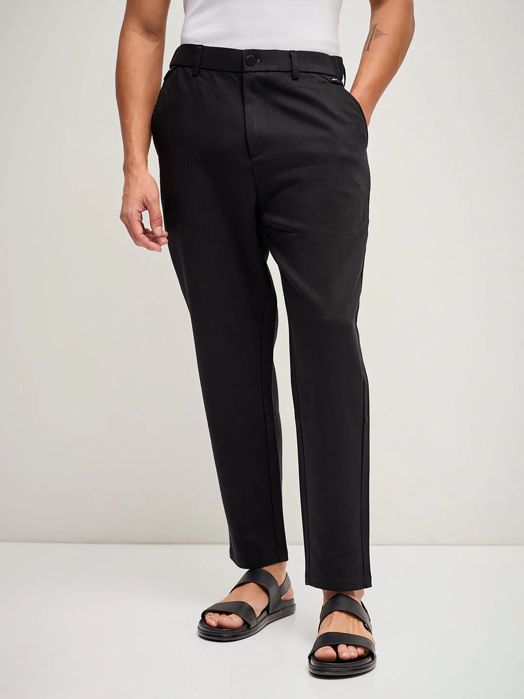 Men Black Solid Regular Fit Mid-Rise Casual Pant