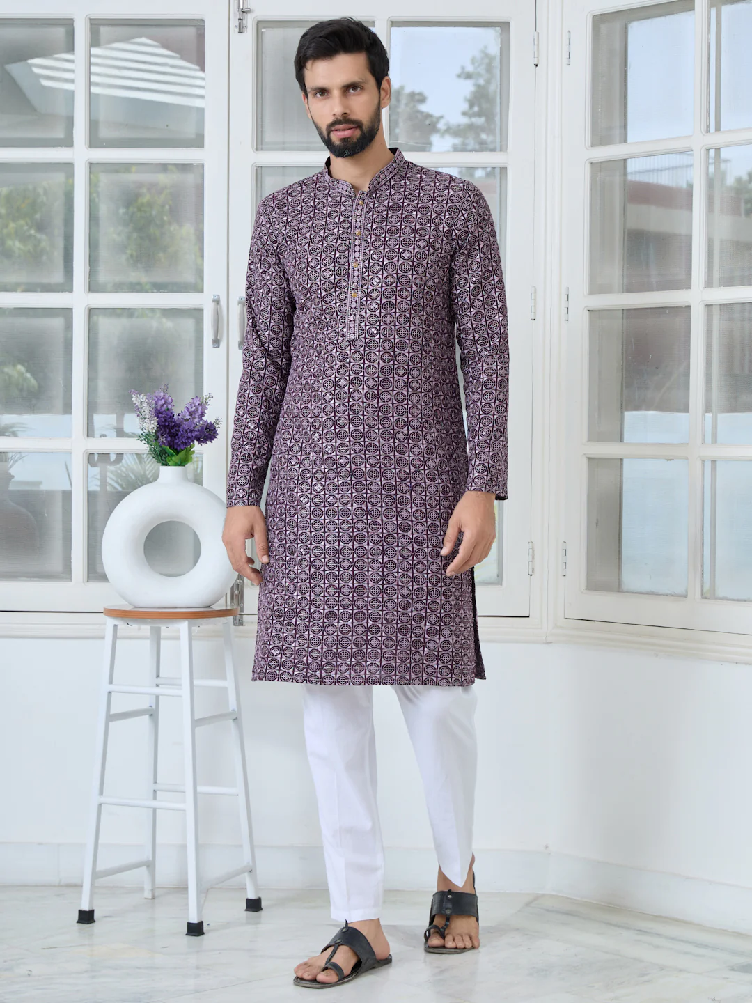 Men Embroidered Mandarin Collar Kurta
