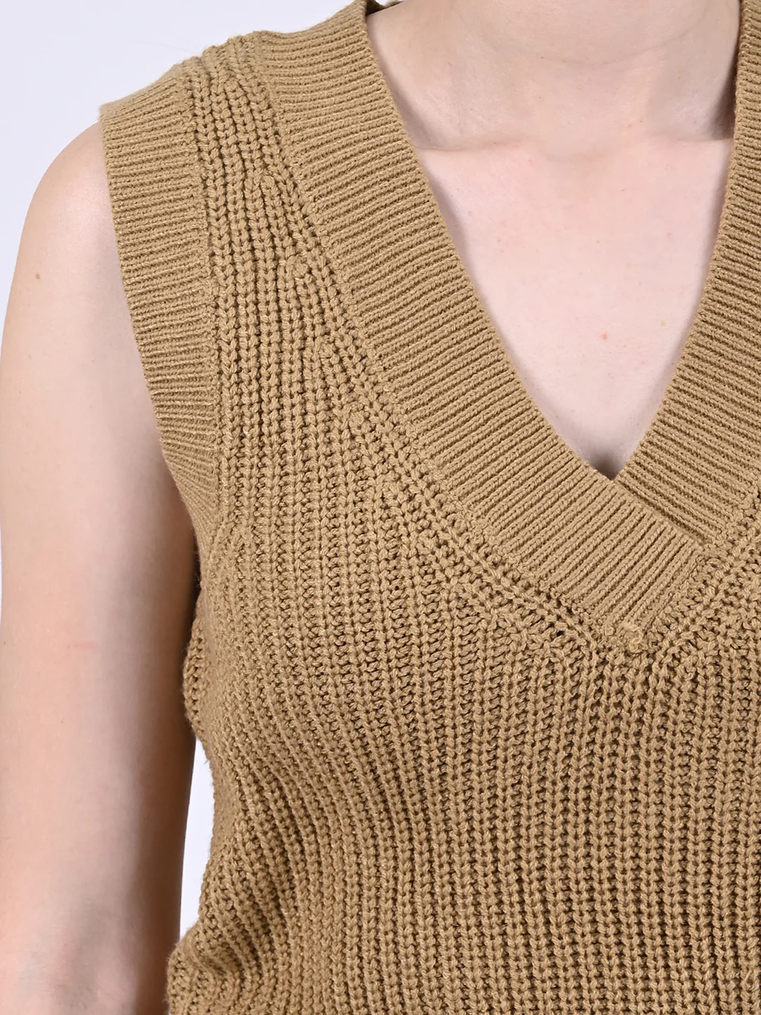 Women Grey Cable Knit Vest - Image 5