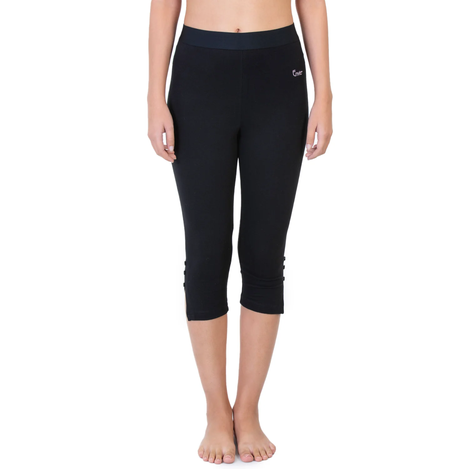 Women Black 3/4th Solid Capri