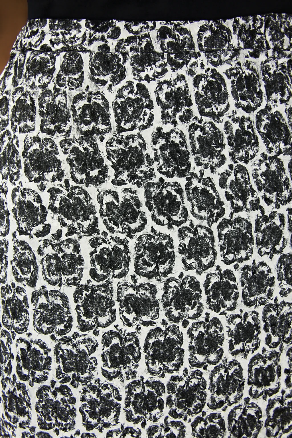 Women Black Printed Midi Skirt With Side Slit - Image 3
