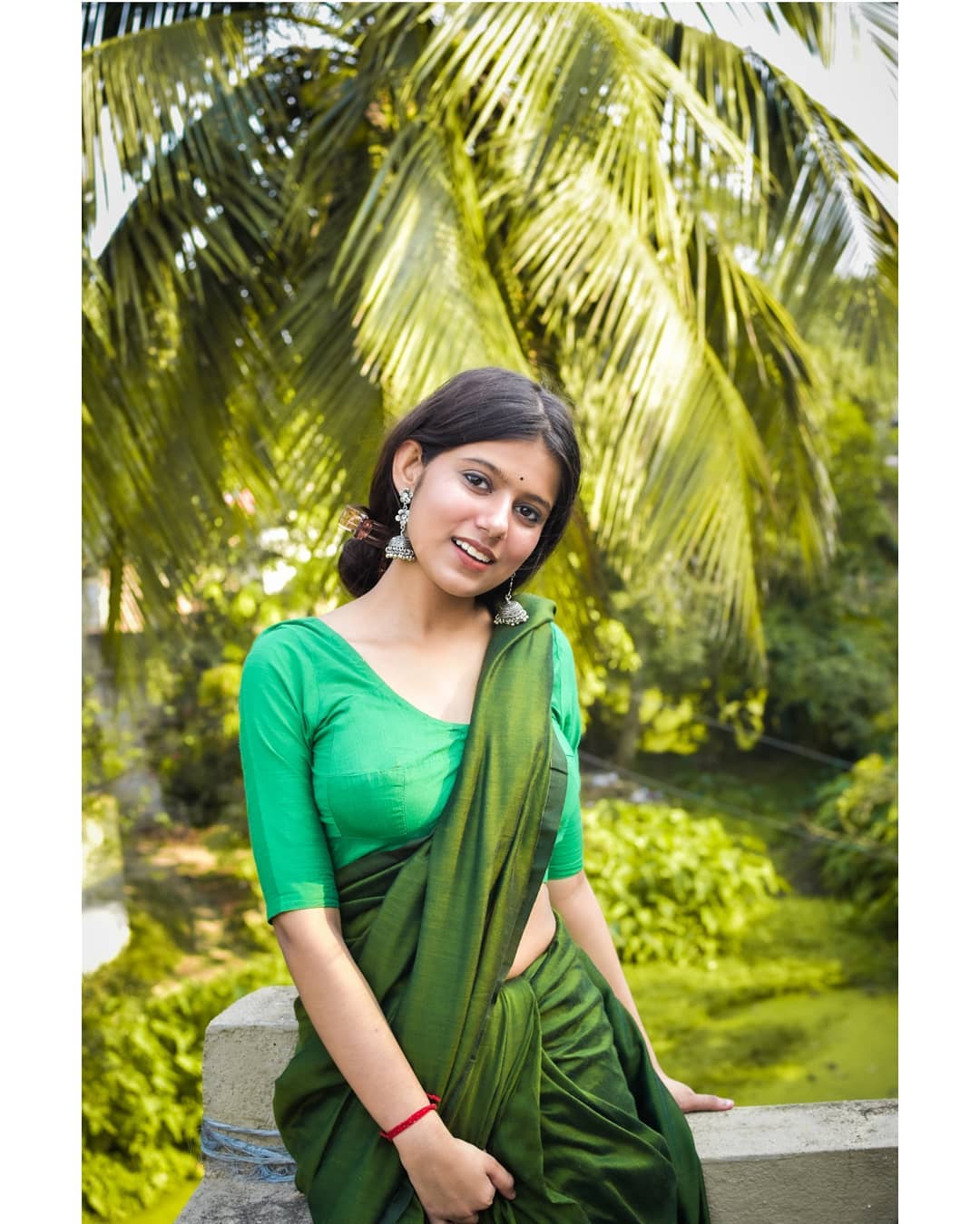Women Deep Green Solid Cotton Saree