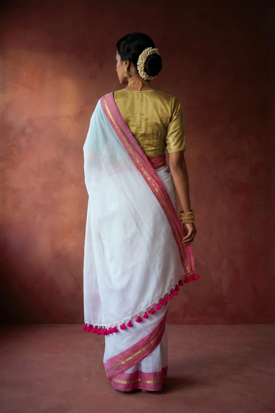 Yashwika White Handwoven Cotton Saree - Image 2